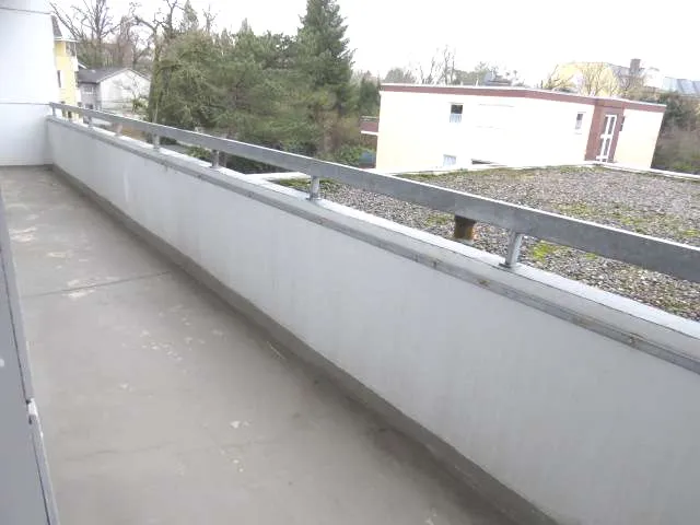 Oberhofer Weg, nahe dem Kranoldplatz mit dem herrlichen Markt, hell mit großem Balkon im 1.OG — photo 1